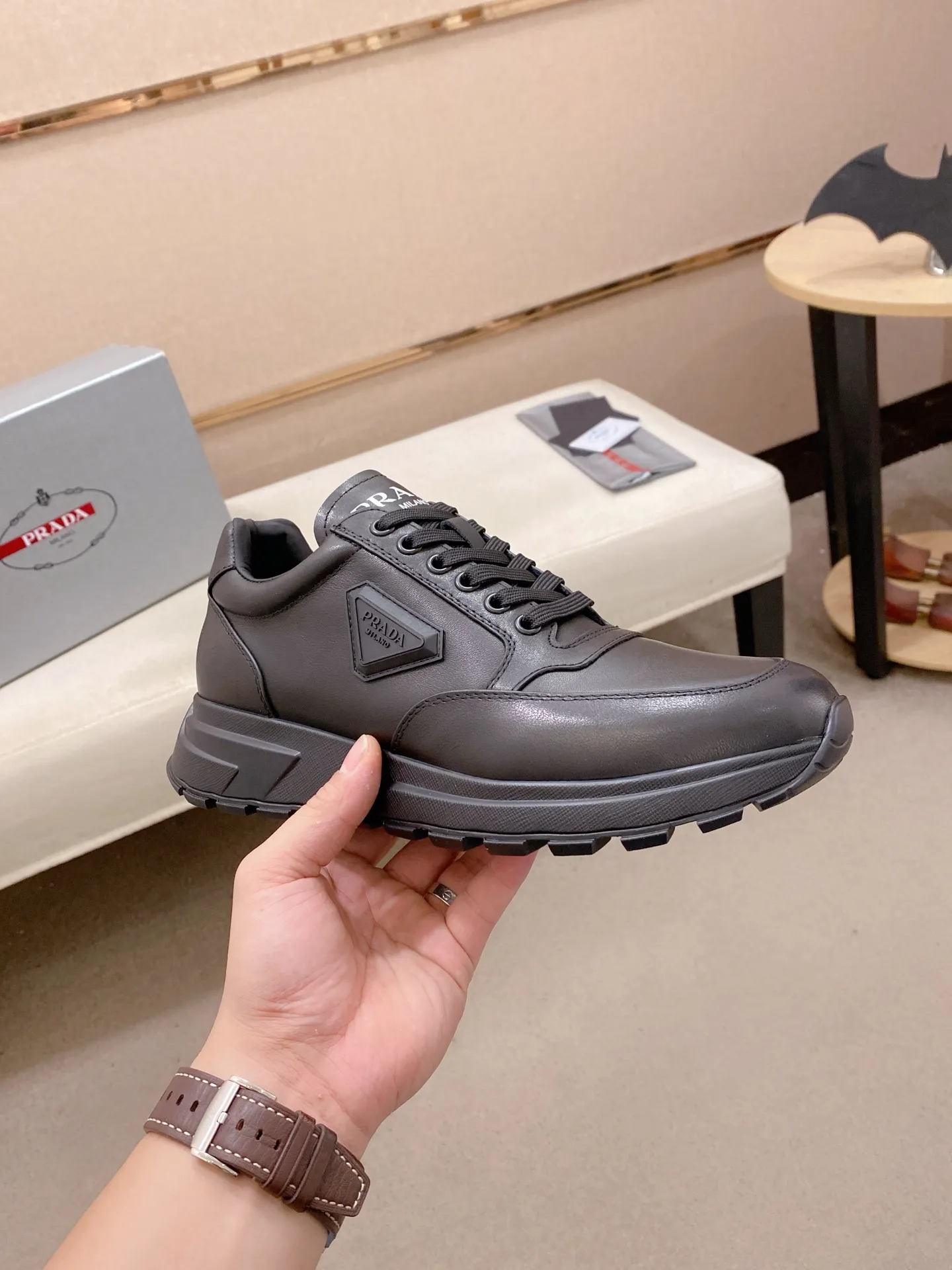 Factory price 560💰 ✔️✔️✔️High-quality new PRADA counters are on the market at the same time. The new men's shoes and 😘fabrics are selected from imported first-layer cowhide and are made with pure handcrafts. Lining: Full cowhide lining. 👍🏿 High-end ☄️ air-cushion molded anti-slip rubber outsole, exquisite lines, simple and elegant, comfortable and high-end for leisure travel. Code number: 38 to 44 (45 can be customized and cannot be returned or exchanged)